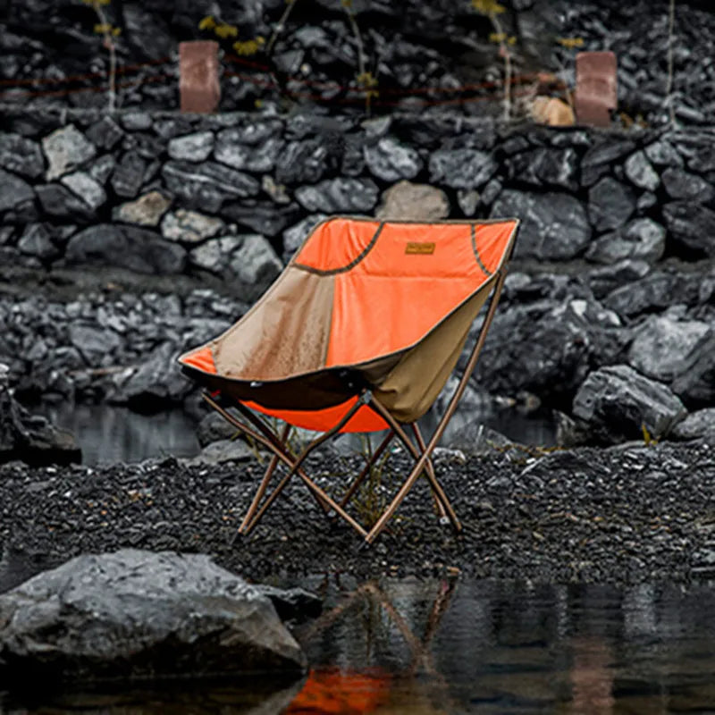 Chaise pliante de camping MOUNTHIKER au bord d'une rivière - LeCoinChaise
