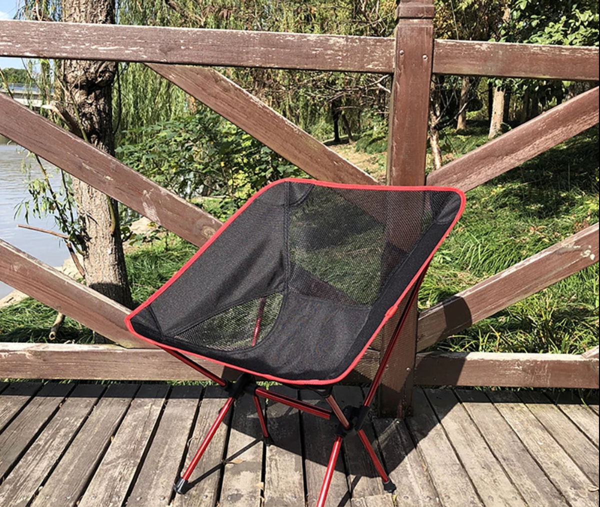 Chaise pliante de camping ultra-légère en aluminium sur terrasse - LeCoinChaise