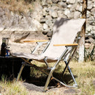 Chaise longue pliante de camping portable et ajustable en situation sur du gazon - LeCoinChaise