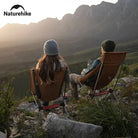 Chaise longue pliante de camping NATUREHIKE en utilisation devant un coucher de soleil- LeCoinChaise