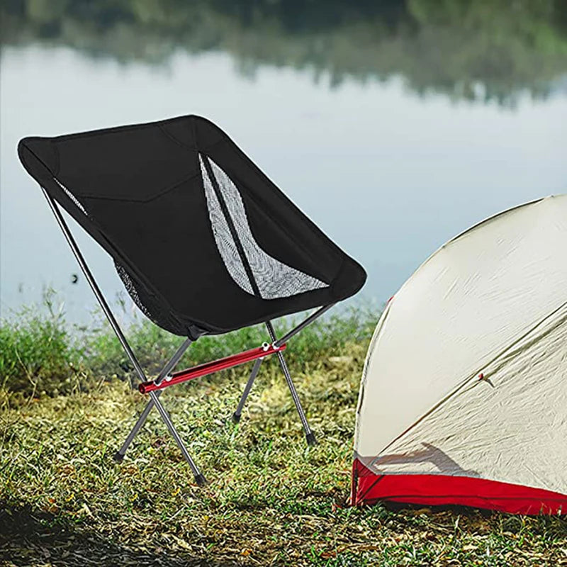 Chaise pliante HOORU avec repose pieds téléscopique pour le camping devant une tente - LeCoinChaise