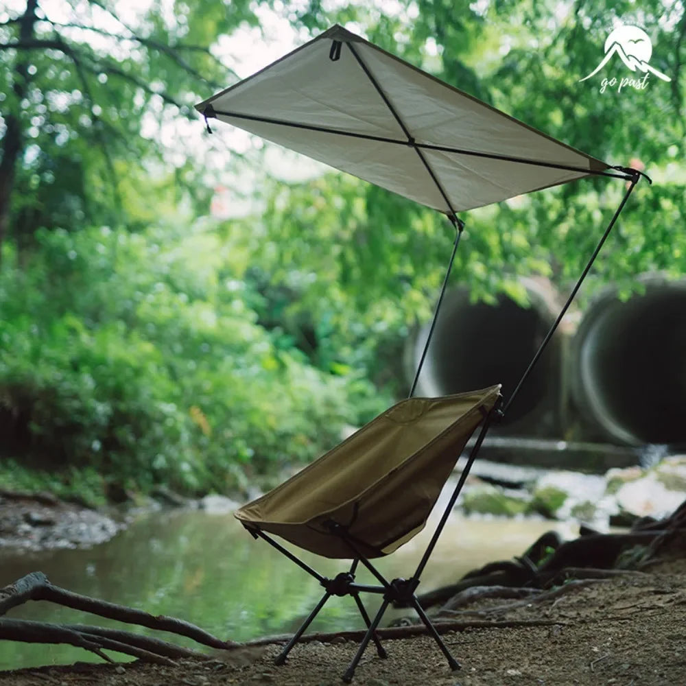 Chaise pliante de camping avec parapluie intégré devant un cours d'eau - LeCoinChaise