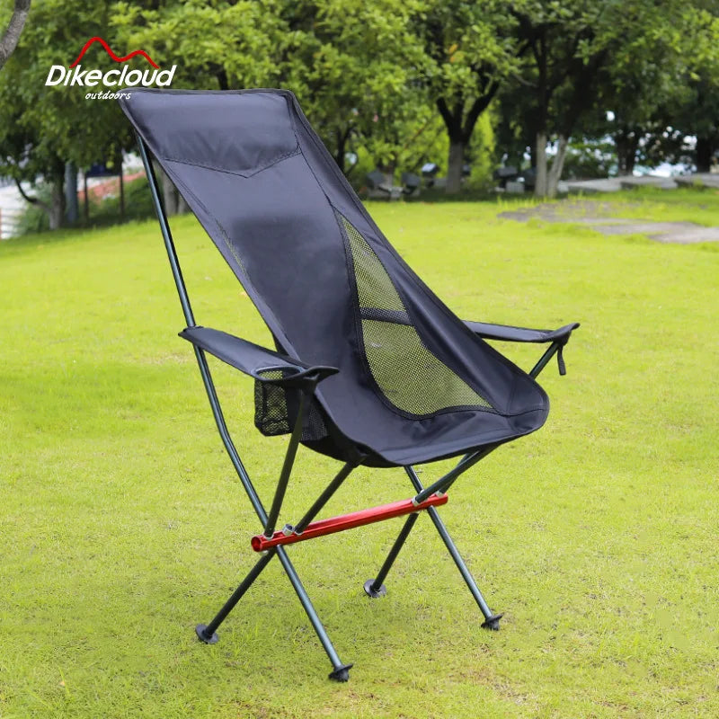 chaise longue de camping sur le gazon lecoinchaise