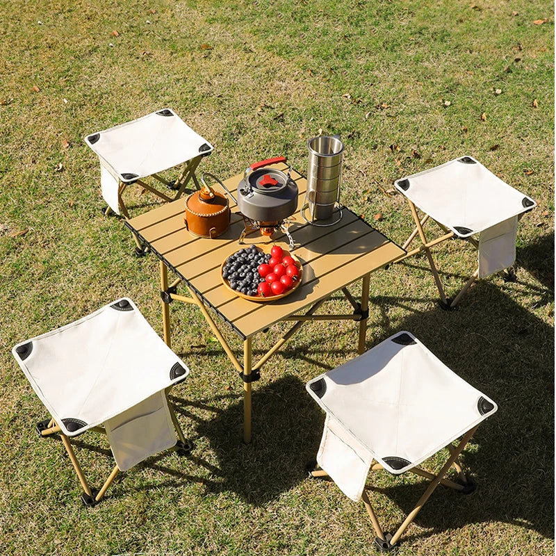 Tabouret pliant de camping WESTTUNE dasns un jardin lecoinchaise