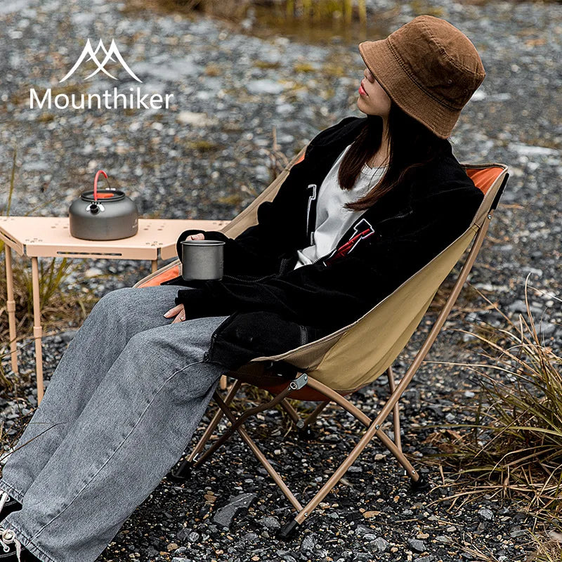 Chaise pliante de camping MOUNTHIKER avexc une femme qui se détend dessus- LeCoinChaise