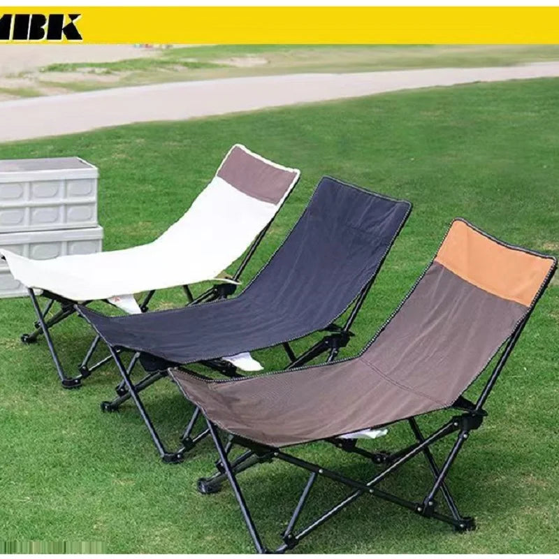 Chaise longue de camping avec grande capacité de charge en présentation dans un jardin- LeCoinChaise