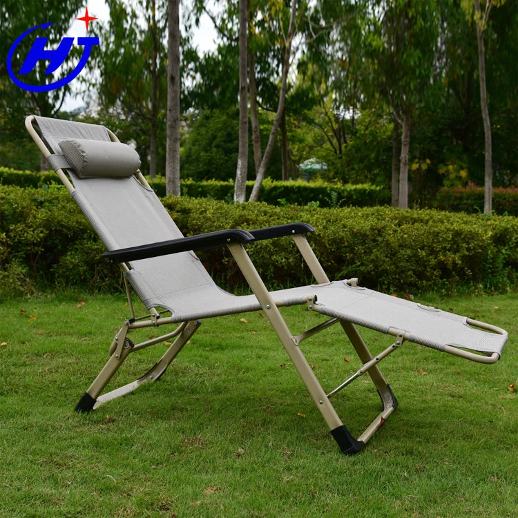 Chaise longue de jardin pliante grise dans un jardin LeCoinChaise